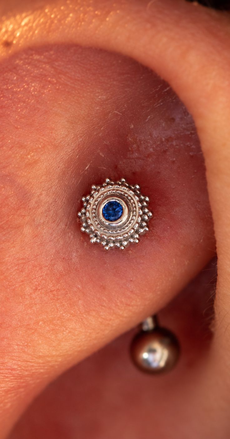 A blue sapphire Round Afghan in white gold, worn in a rook